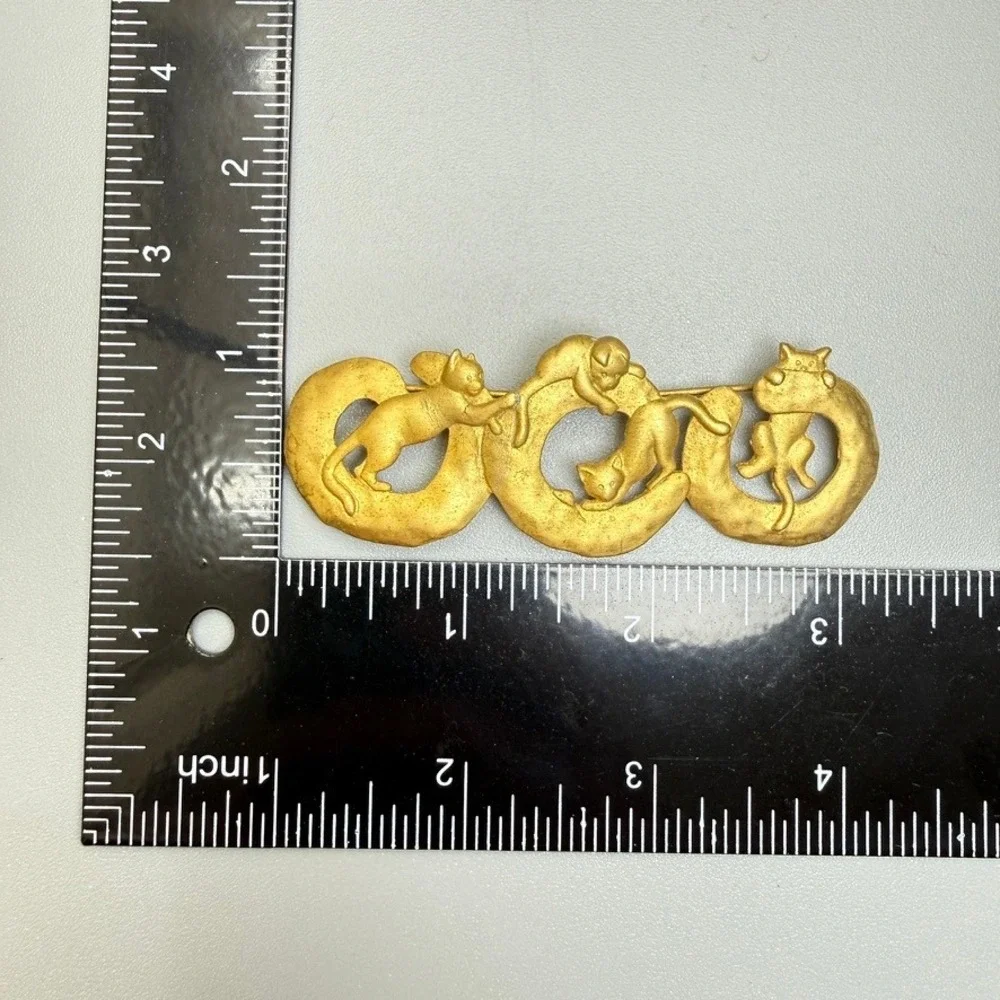 Vintage JJ Gold‎ Tone Playful Cats Brooch 3.5